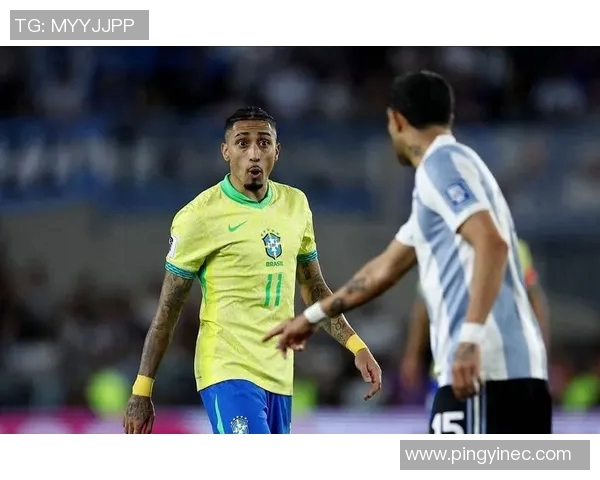 足球明星意外受伤遭遇尴尬瞬间引发球迷热议与关注 足球明星意外受伤遭遇尴尬瞬间引发球迷热议与关注