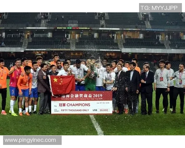 香港足球明星队齐聚一堂合影留念展现团结与激情的瞬间